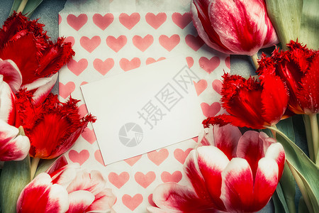 新鲜的红色郁金香空白贺卡与心,顶部视图,框架母亲节的图片