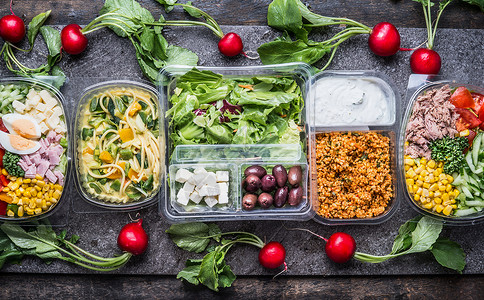 各种干净的节食沙拉塑料包装绿色测量磁带乡村背景,顶部的健康清洁食品的图片