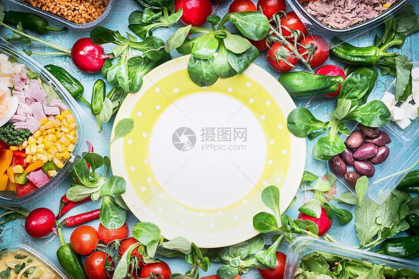 健康的午餐准备各种蔬菜沙拉碗塑料包装周围空盘,顶部视图,框架图片