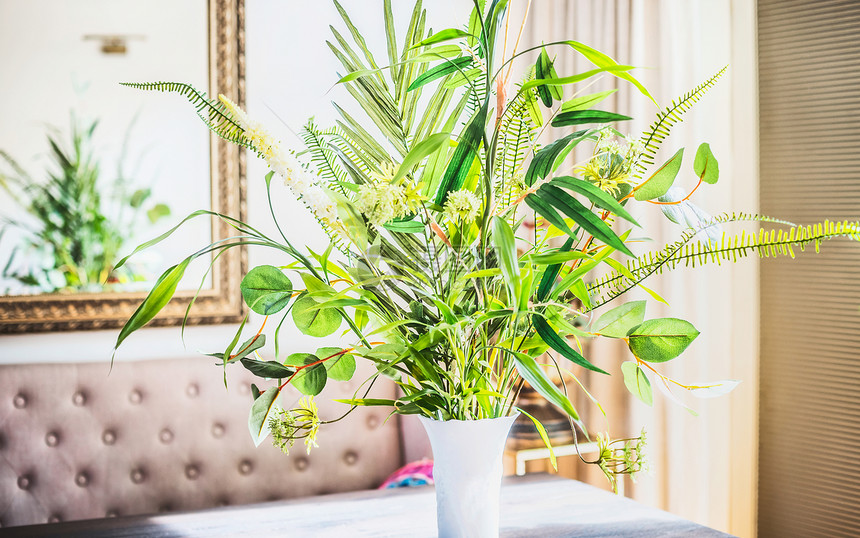 美丽的绿色与各种植物叶子花瓶房间背景家庭内部装饰图片