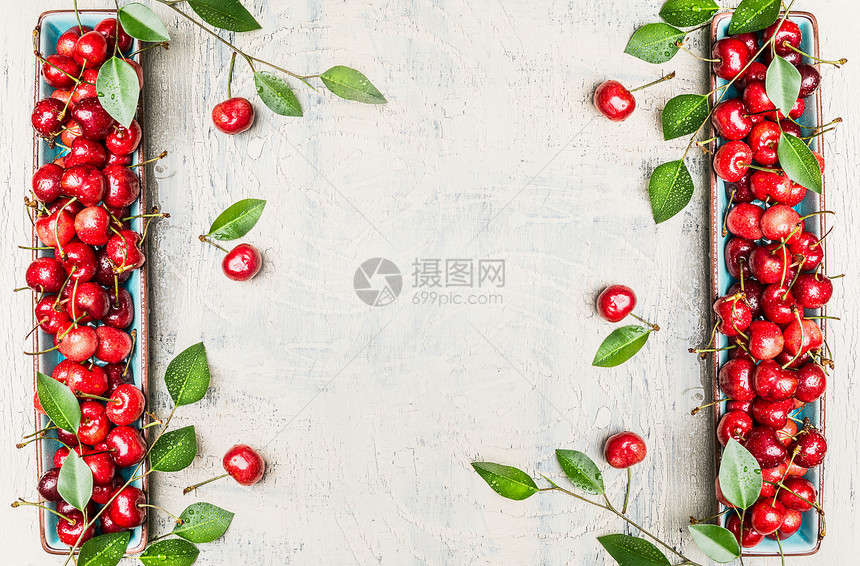 机甜樱桃与叶子,收获花园的白色乡村木背景,顶部视图,框架图片