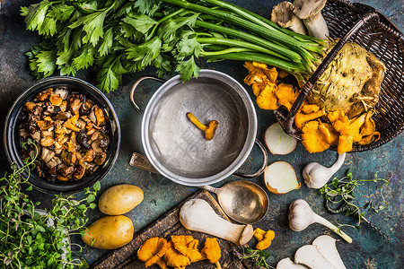 森林蘑菇烹饪准备乡村厨房的桌子上用空的炊具蔬菜,顶部的景色秋季烹饪图片