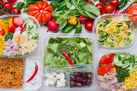 各种健康沙拉塑料包装的饮食午餐,顶级景观清洁机食品的图片