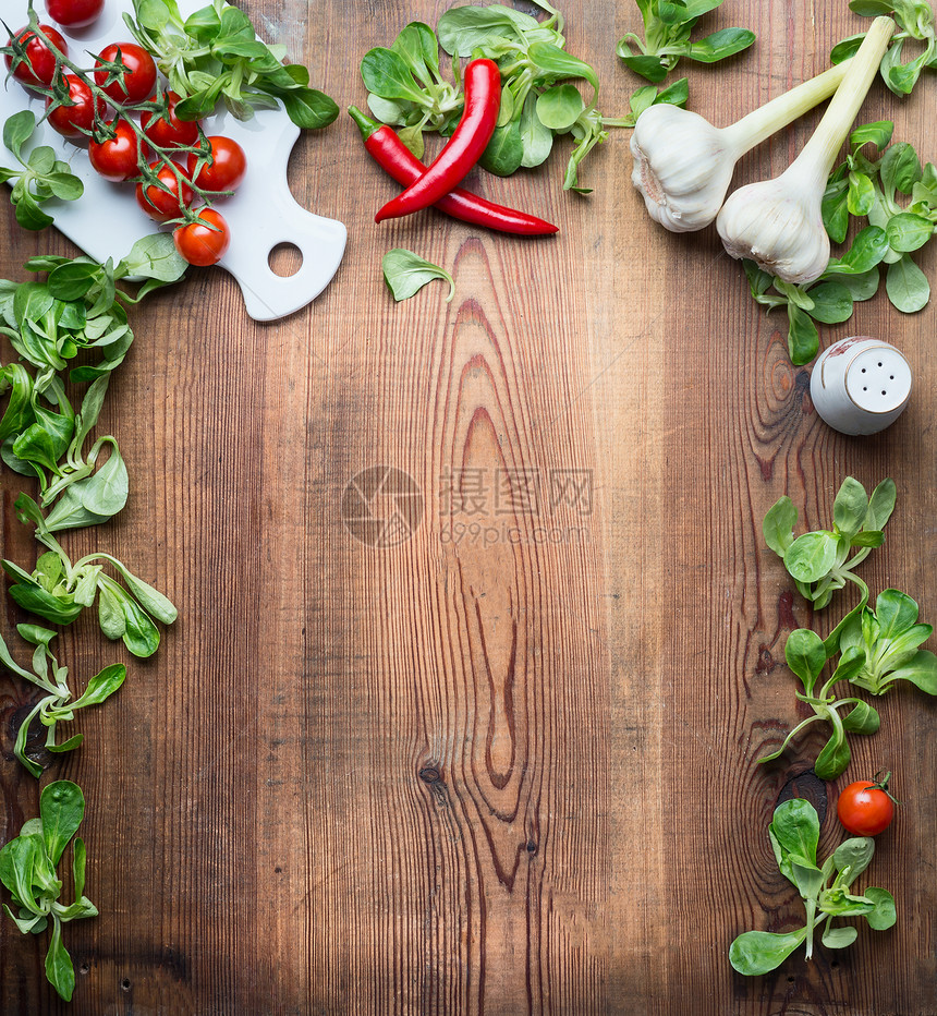 健康食品背景的食谱,菜单清单与各种新鲜机蔬菜调味品成分的沙拉烹饪乡村木制背景,顶部视图,框架图片