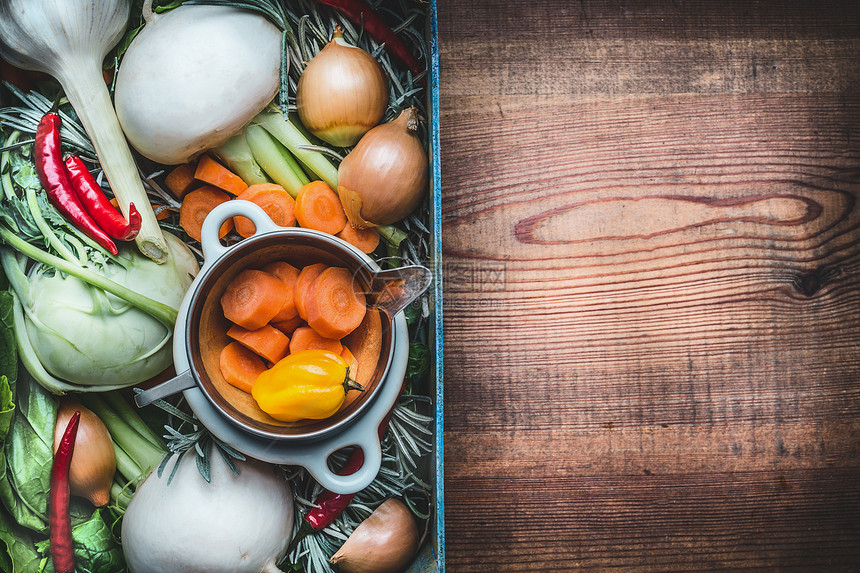 新鲜的季节机本地蔬菜盒,用于健康干净的饮食烹饪乡村木制背景,顶部视图,文字的地方素食素食的图片