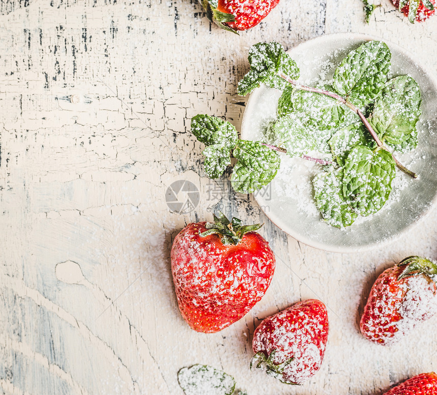 新鲜切片草莓与糖粉薄荷叶碗中轻乡村背景,顶部视图图片