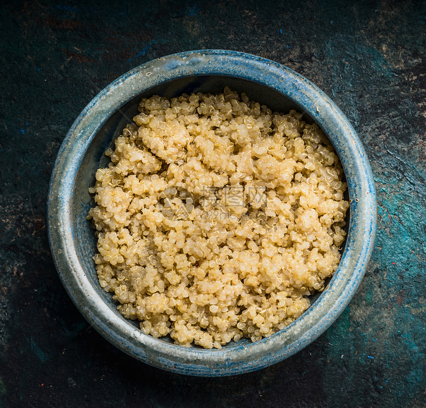 煮熟的藜麦种子乡村碗,顶部视图超级食物,健康饮食素食烹饪理念图片