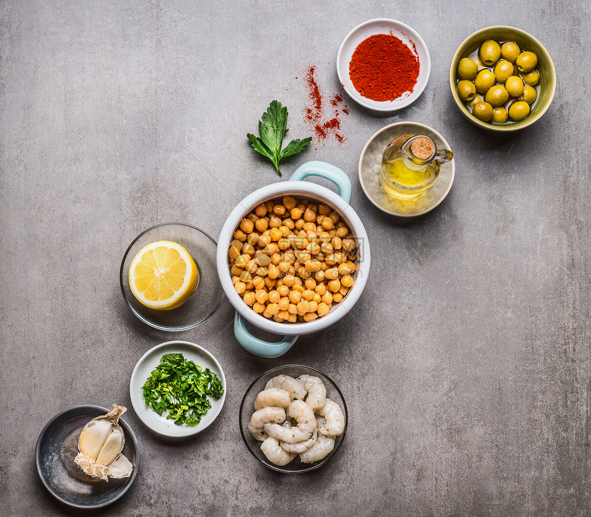 各种烹饪原料碗鹰嘴豆沙拉灰色混凝土背景,顶部视图,健康干净的食物素食烹饪饮食观念图片