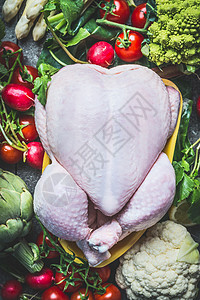 生全鸡与新鲜蔬菜成分,健康清洁烹饪,顶部视图,图片