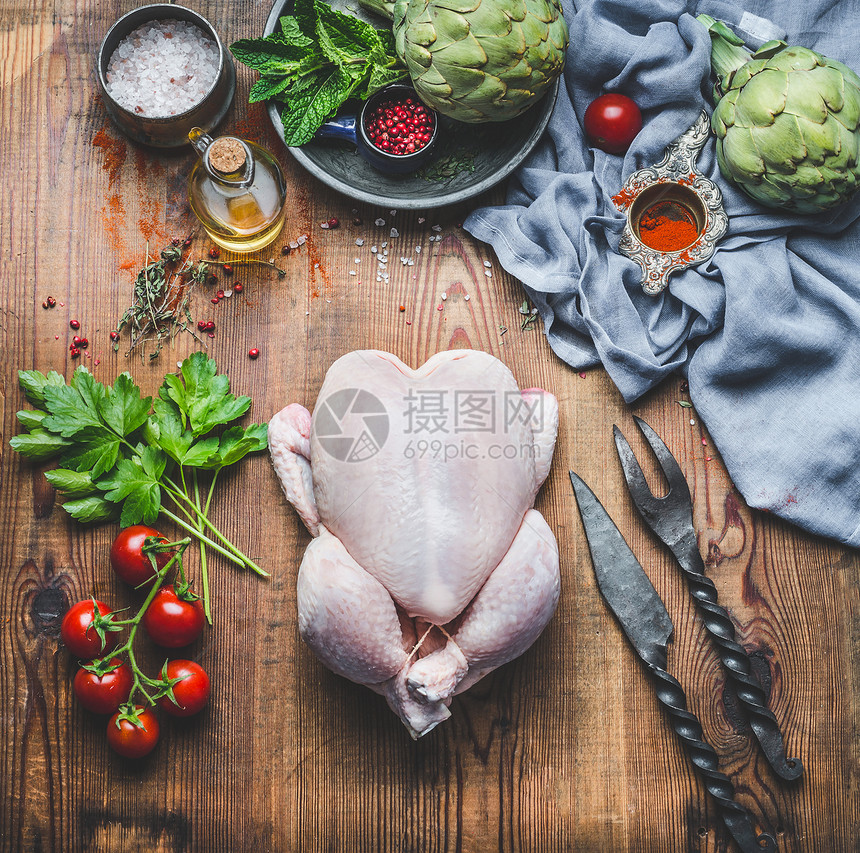 生整只鸡与蔬菜配料木制厨房桌子上美味的烹饪,顶部的视图图片