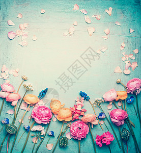 花架与可爱的花朵花瓣,复古的粉彩色调复古的绿松石背景,顶部的图片
