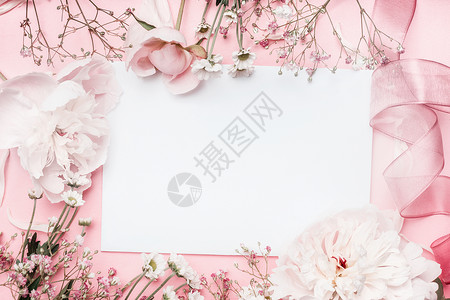 白色空白卡与粉彩花丝带粉红色苍白的背景,花框创造的问候,邀请假期图片