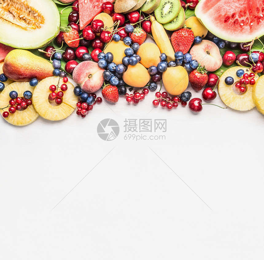 各种五颜六色的夏季水果,用于健康的饮食烹饪,白色木制背景,顶部视图,边界图片