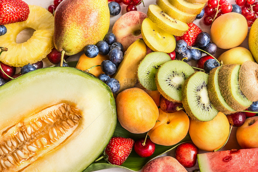 丰富多彩的夏季水果背景甜瓜猕猴桃切片香蕉桃子草莓菠萝樱桃杏顶景图片