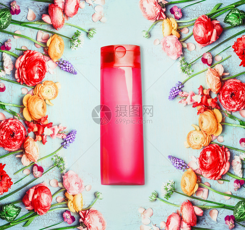花卉化妆品美容红色的瓶子花破旧别致的背景上,顶部的景色图片