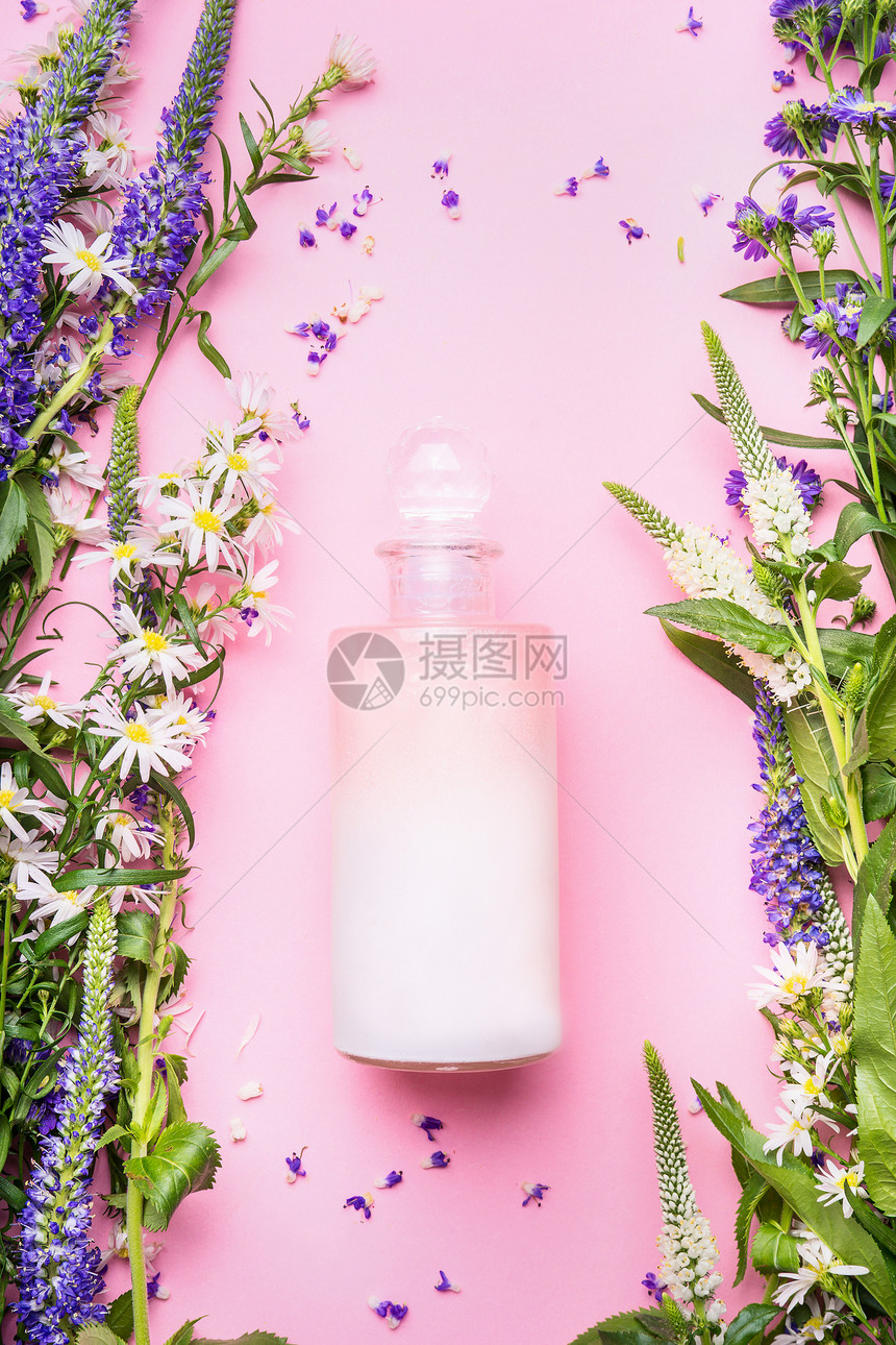 天然化妆品瓶乳液,洗发水保湿与草药花卉粉红色背景,顶部视图,垂直美容,皮肤头发护理的图片