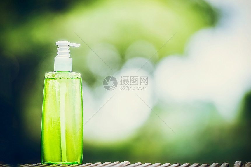 绿色化妆品瓶与分配器泵的皮肤,身体头发护理与绿叶绿色自然背景,正视图自然化妆品,图片