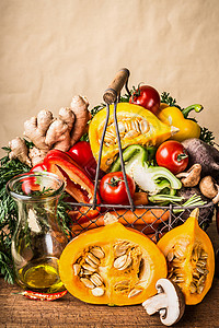 篮子与各种秋季季节机收获蔬菜南瓜墙壁背景,正视图秋天的食物灵感图片