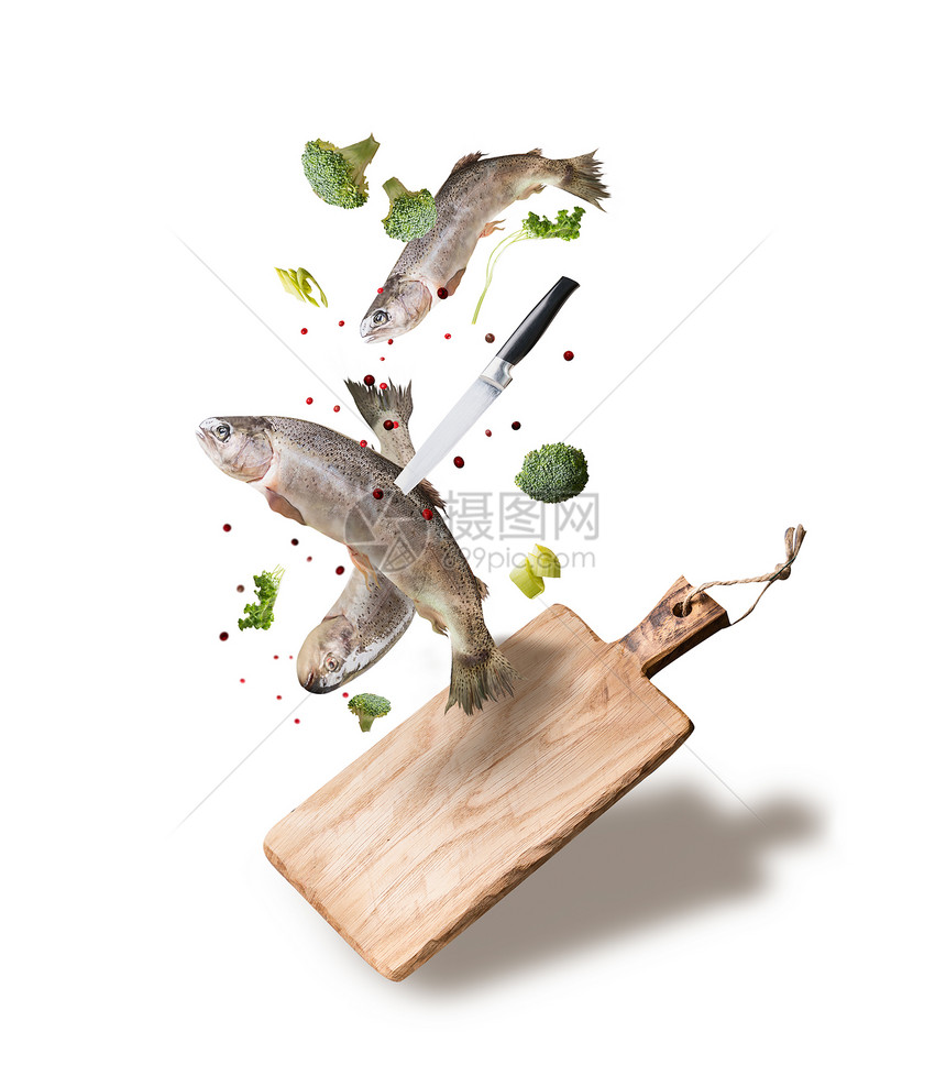 鳟鱼与蔬菜香料的烹饪材料图片