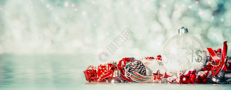 诞背景与璃球红色节日装饰冬季博克背景,正视图,横幅图片