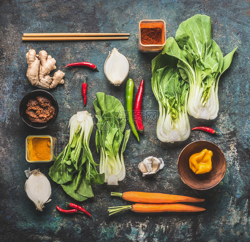 平躺与亚洲烹饪原料巴基斯坦菜,生姜,香料,辣椒筷子黑暗的乡村背景,顶部的观点亚洲食物饮食中国泰国菜图片