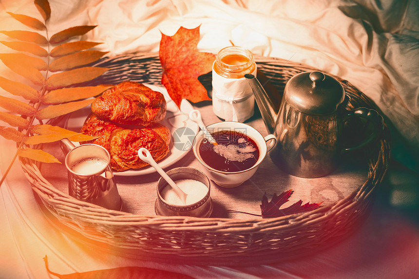 早餐放床上的托盘上秋季清晨早餐,咖啡糕点牛角包图片