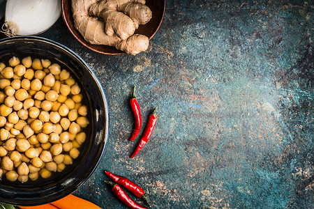 小鸡豌豆烹饪准备乡村背景,顶部视图健康饮食,素食素食的图片