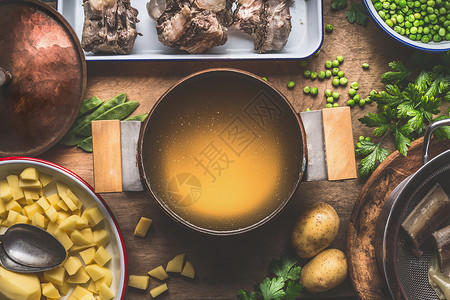 锅与肉汤,烹饪准备土豆汤与青豌豆,顶部视图图片