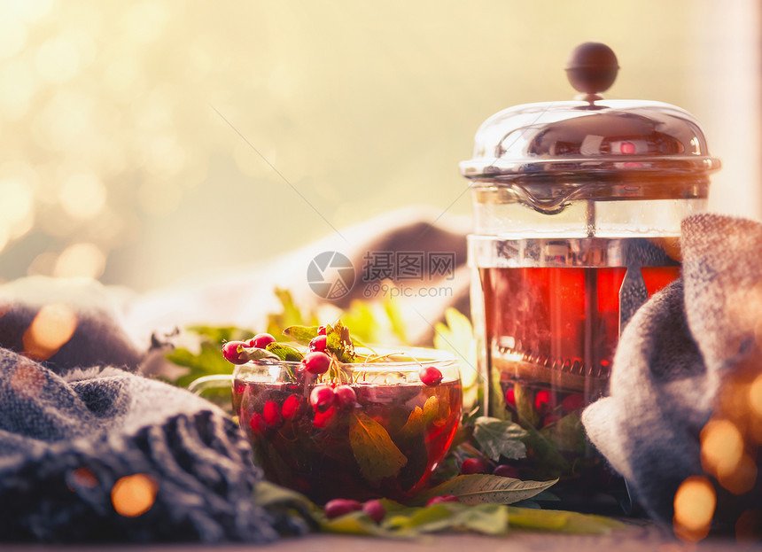 秋天的静物与杯子茶壶与浆果,围巾落叶阳光明媚的背景图片