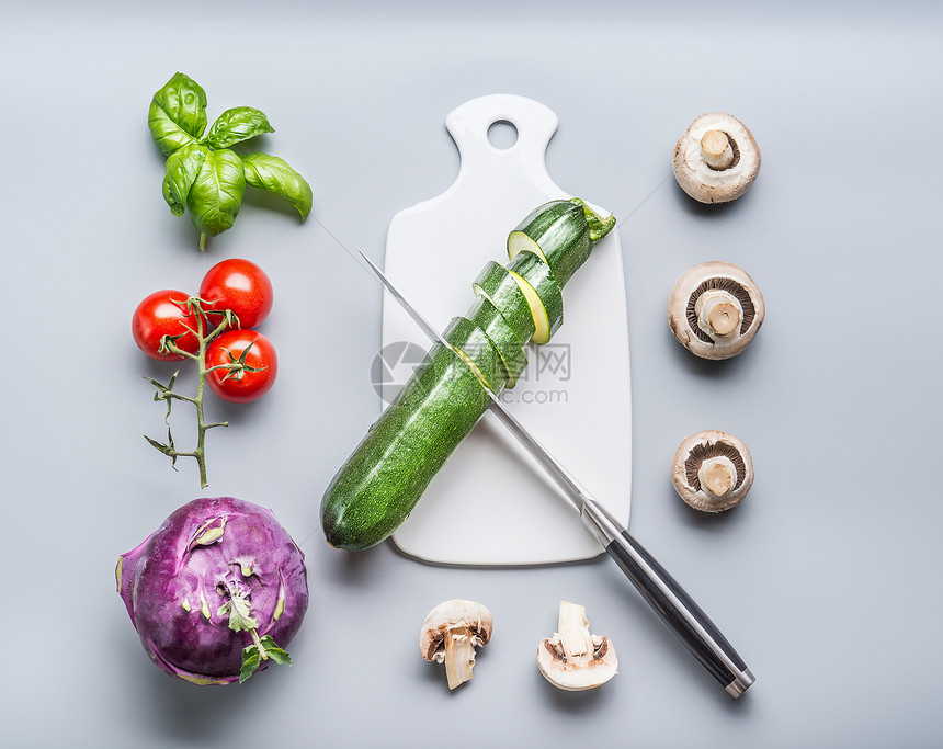 健康素食清洁食品与蔬菜烹饪成分切割板刀灰色背景,顶部视图,平躺图片