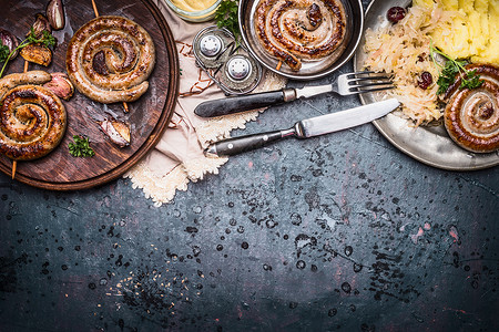 传统食品与烤肠土豆泥酸甘蓝沙拉,盘子与餐具,顶部视图,边界德国食品图片