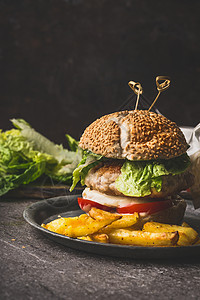 自制美味的汉堡与鸡肉,生菜,马苏里拉西红柿乡村厨房桌子背景,正视图图片