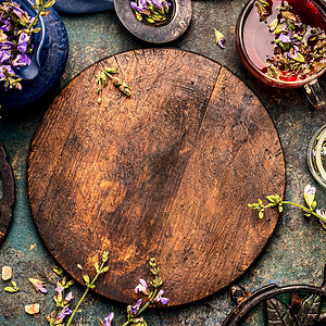 草本茶背景与杯茶愈合植物花卉,顶部视图图片