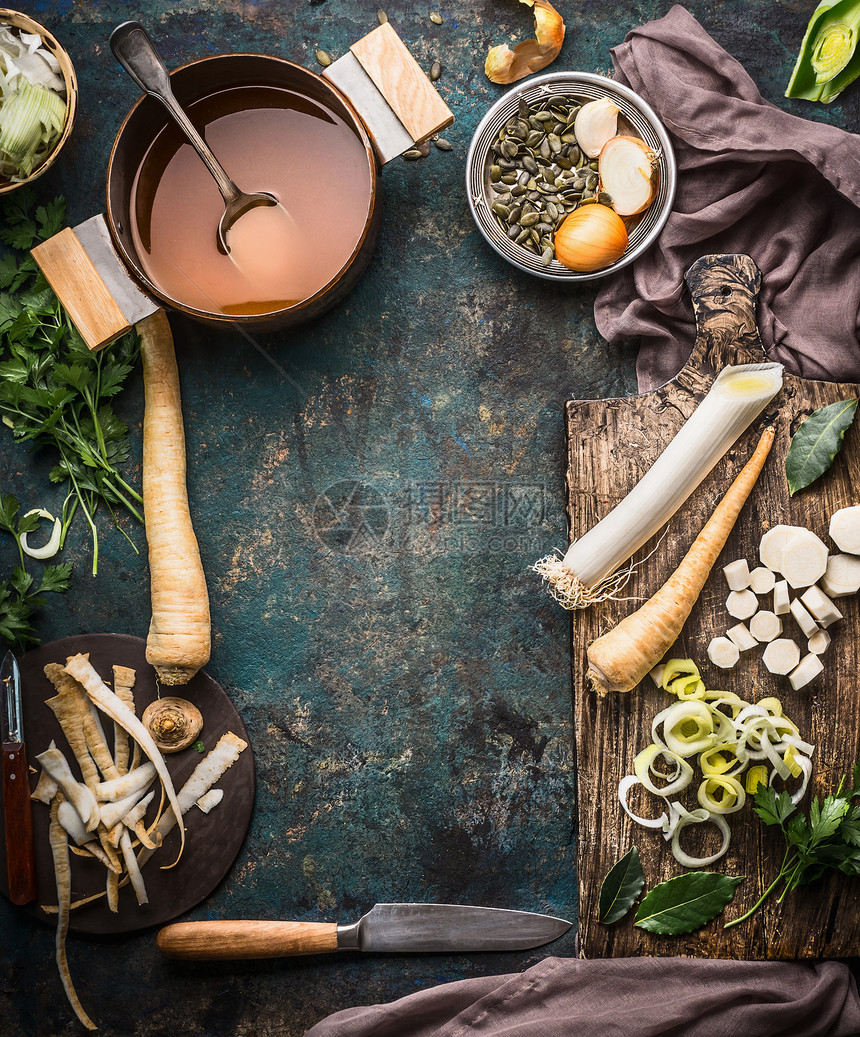 蔬菜汤烹饪准备与松香韭菜乡村厨房桌子背景与配料,锅,蔬菜汤,刀砧板,顶部视图,框架图片