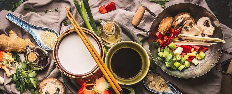 素食炒菜配料切碎的蔬菜,香料,椰奶,酱油,炒锅筷子,顶部视图,横幅亚洲食物,中国泰国菜的背景图片