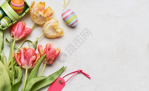 动词复活节背景与新鲜郁金香,装饰鸡蛋标签,顶部视图,地点为文本背景
