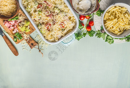 意大利砂锅与罗曼斯科卷心菜火腿奶油酱准备烘焙,厨房桌子背景与配料,顶部视图,边界意大利菜背景图片