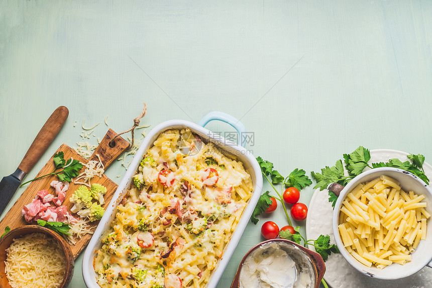 意大利砂锅与罗曼斯科卷心菜火腿奶油酱,厨房桌子背景与配料,顶部视图,边界意大利菜图片