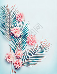 创意布局与热带棕榈叶淡粉色的花绿松石蓝色桌背景,顶部视图,文字的地方,垂直图片