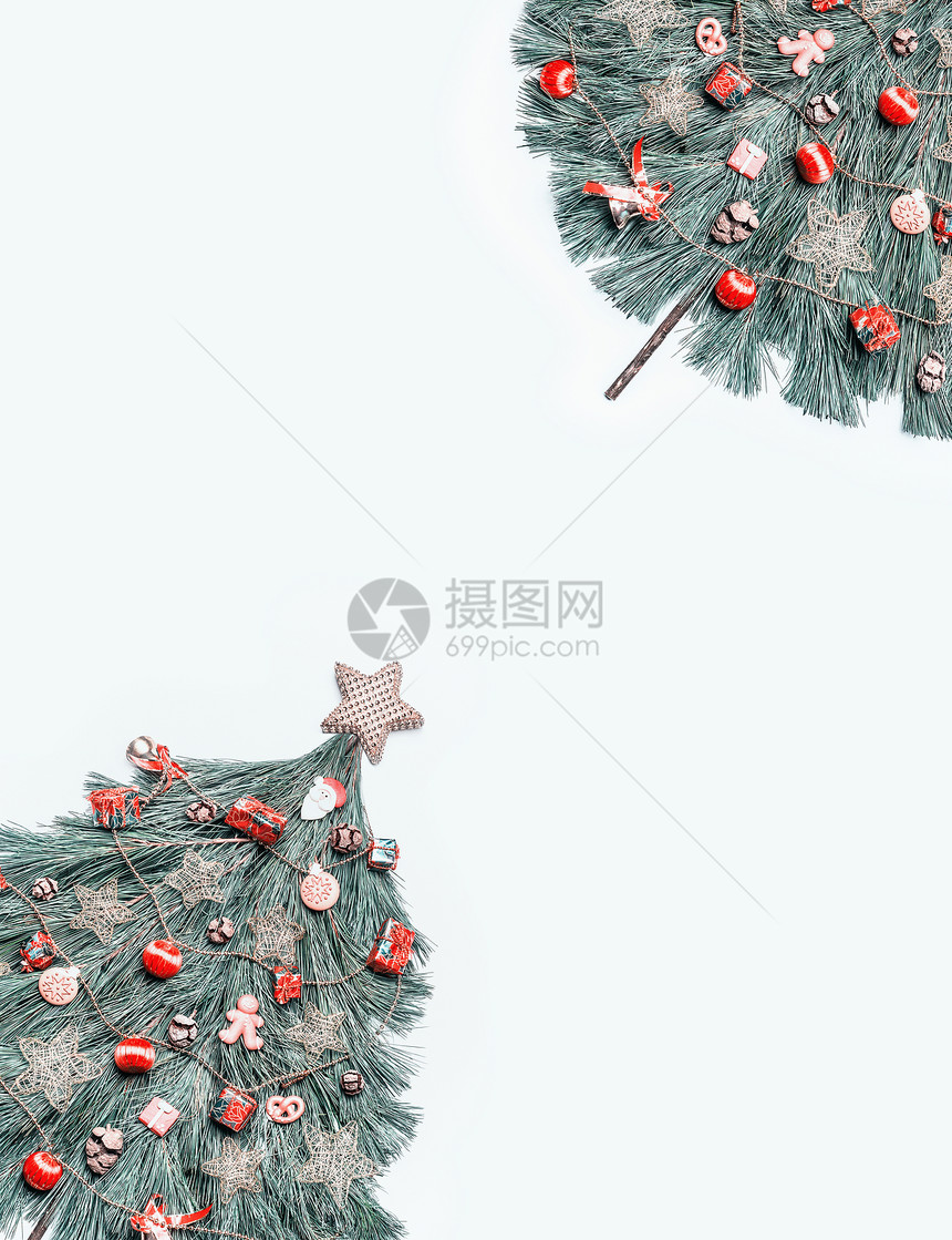 创意布局的贺卡与诞树用冷杉树枝,装饰明星红色节日装饰,节日饼干,白色背景,顶部视图图片