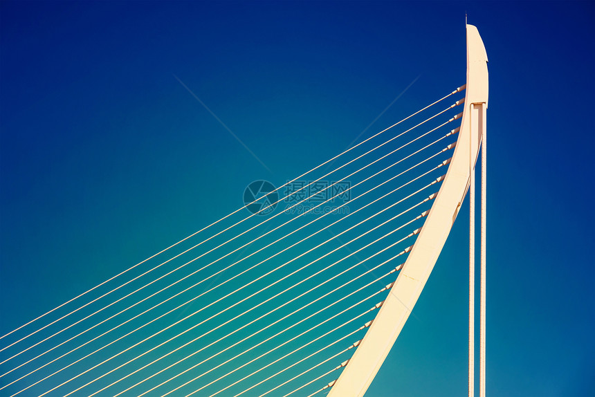 天空上的白色抽象桥结构图片