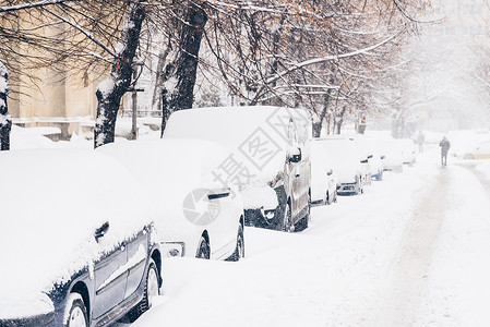 布加勒斯特市,场大雪后,汽车上覆盖着新鲜的白雪图片