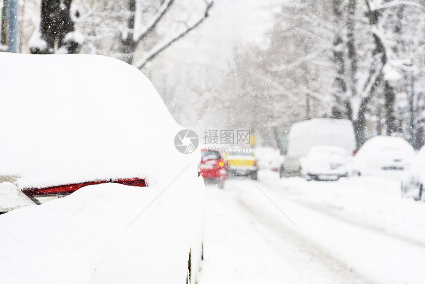 布加勒斯特市,场大雪后,汽车上覆盖着新鲜的白雪图片