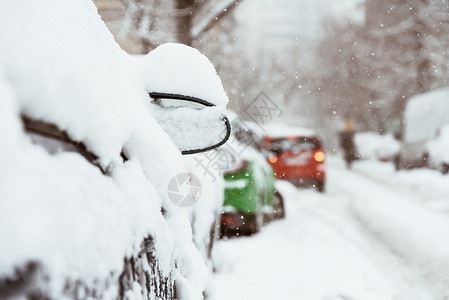 市中心有大雪布加勒斯特市,场大雪后,汽车上覆盖着新鲜的白雪背景