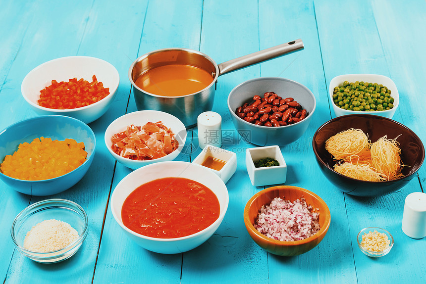 红黄辣椒,洋葱,培根,蔬菜,番茄酱,豆类豌豆粉丝意大利的食物成分,米涅斯特龙汤食谱图片