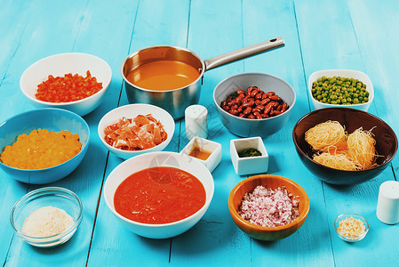 红黄辣椒,洋葱,培根,蔬菜,番茄酱,豆类豌豆粉丝意大利的食物成分,米涅斯特龙汤食谱背景图片
