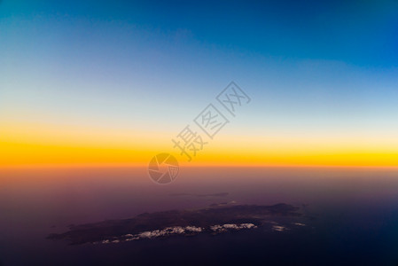 海岛上海洋日落的空中照片图片