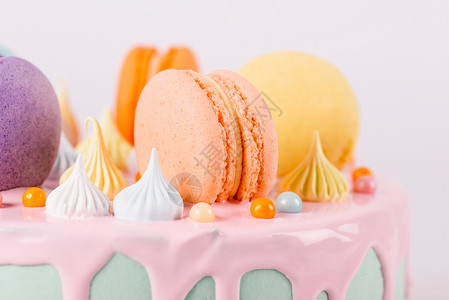 生日蛋糕卡五颜六色的通心粉生日蛋糕甜蜜的糖果顶部背景