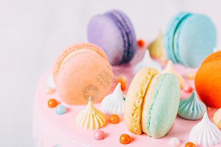 五颜六色的通心粉生日蛋糕甜蜜的糖果顶部高清图片
