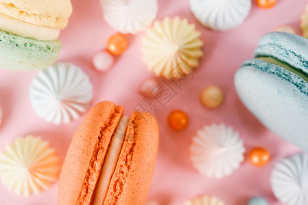 五颜六色的通心粉生日蛋糕甜蜜的糖果顶部图片